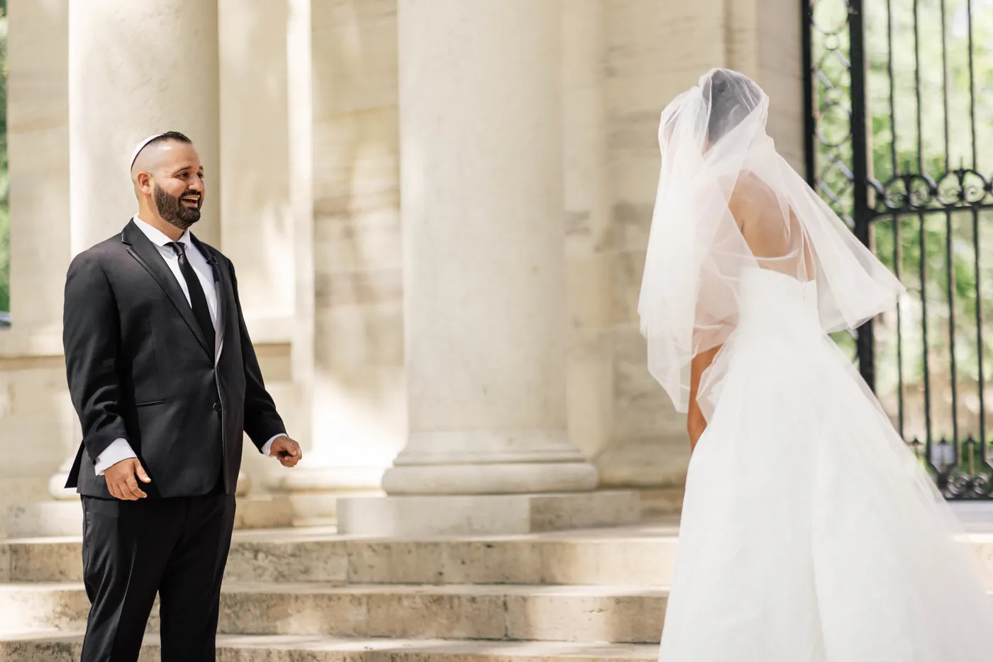 Simon seeing Gianna for the first time among the columns of the Rodin Museum
