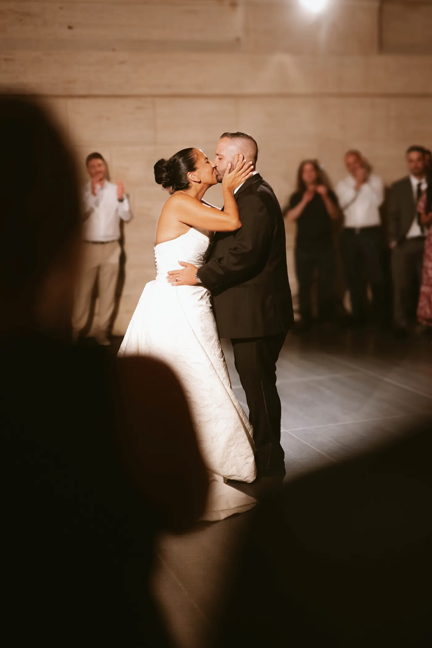 Gianna and Simon kissing during their first dance